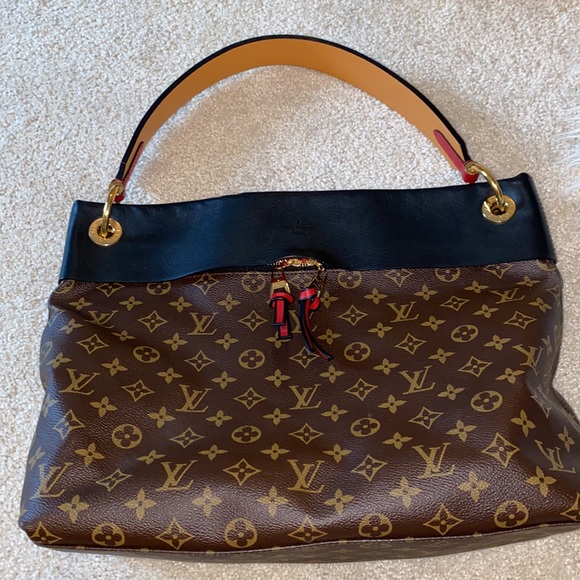 Louis Vuitton Tulleries Hobo - Picture 3 of 6